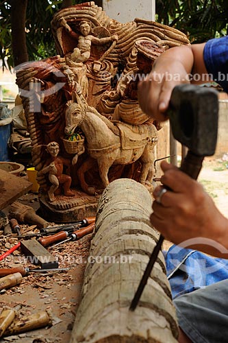  Assunto: Escultura em madeira - Obra do artesão Marcinho / Local: Araçauí - Minas Gerais (MG) - Brasil / Data: 11/2011 