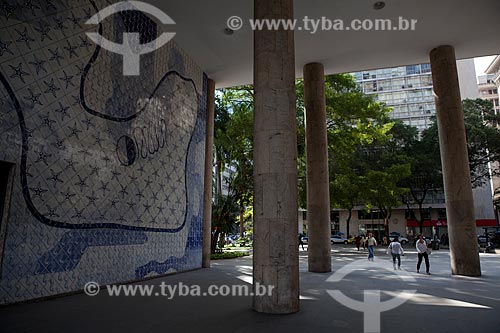  Assunto: Colunas do Palácio Gustavo Capanema (Antigo prédio do MEC) com painel de Cândido Portinari no lado esquerdo / Local: Centro - Rio de Janeiro (RJ) - Brasil / Data: 09/2011 