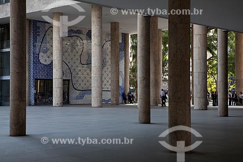  Assunto: Colunas do Palácio Gustavo Capanema (Antigo prédio do MEC) com painel de Cândido Portinari ao fundo / Local: Centro - Rio de Janeiro (RJ) - Brasil / Data: 09/2011 