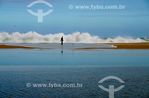  Assunto: Homem caminhando na Praia de Copacabana próximo à ressaca do mar / Local: Copacabana - Rio de Janeiro (RJ) - Brasil / Data: 05/2011 