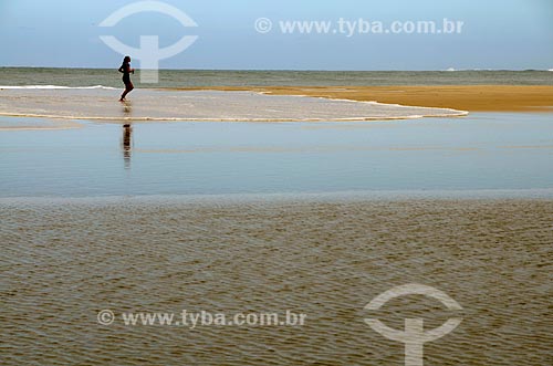  Assunto: Mulher correndo na Praia de Copacabana próximo à ressaca do mar / Local: Copacabana - Rio de Janeiro (RJ) - Brasil / Data: 05/2011 