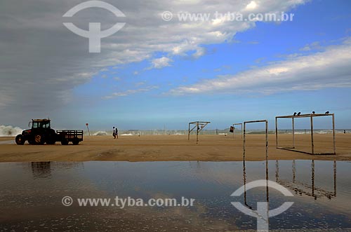  Assunto: Vista dos campos de futebol de areia na Praia de Copacabana após a ressaca do mar / Local: Copacabana - Rio de Janeiro (RJ) - Brasil / Data: 05/2011 