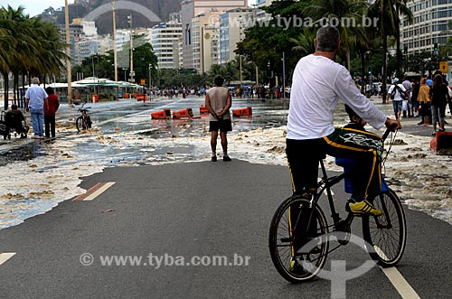  Assunto: Vista da Avenida Atlântica sendo alagada devido à ressaca do mar / Local: Copacabana - Rio de Janeiro (RJ) - Brasil / Data: 05/2011 