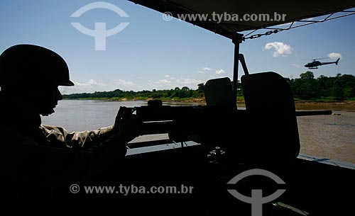  Assunto: Militar da Marinha segurando metralhadora em operação militar na fronteira do Brasil, Peru e Colômbia / Local: Tabatinga - Amazonas (AM) - Brasil / Data: 08/2011 