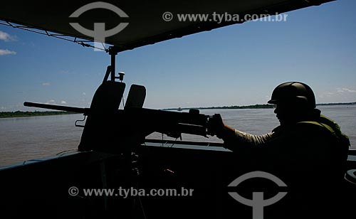  Assunto: Militar da Marinha segurando metralhadora em operação militar na fronteira do Brasil, Peru e Colômbia / Local: Tabatinga - Amazonas (AM) - Brasil / Data: 08/2011 