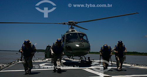  Assunto: Militares da Marinha com helicóptero decolando de um porta-aviões em operação militar na fronteira do Brasil, Peru e Colômbia / Local: Tabatinga - Amazonas (AM) - Brasil / Data: 08/2011 