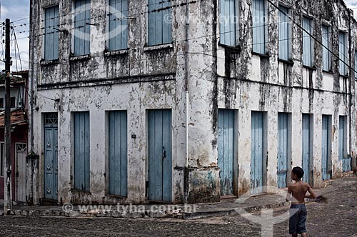  Assunto: Criança em frente a casario antigo / Local: Lençóis - Bahia (BA) - Brasil / Data: 01/2012 