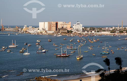  Assunto: Barcos na Praia do Mucuripe com porto ao fundo / Local: Fortaleza - Ceará (CE) - Brasil / Data: 01/2012 