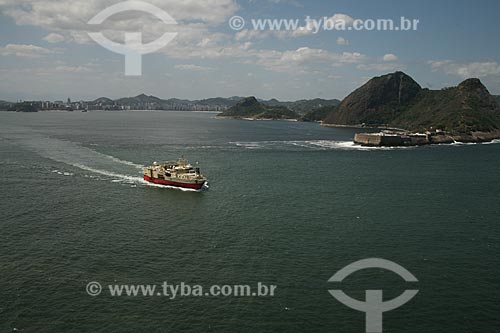  Assunto: Navio na entrada da Baía de Guanabara com Fortaleza de Santa Cruz no lado direito / Local: Rio de Janeiro (RJ) - Brasil / Data: 09/2011 