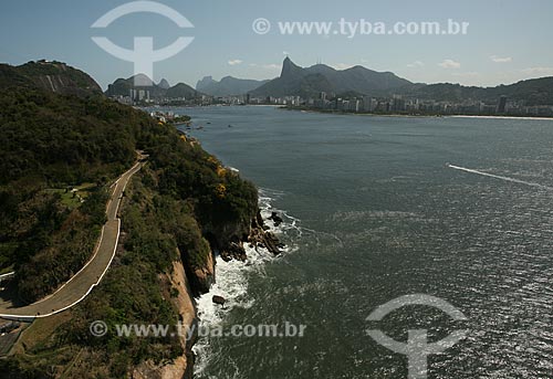  Assunto: Vista aérea da Baía de Guanabara com montanhas do Rio ao fundo / Local: Rio de Janeiro (RJ) - Brasil / Data: 09/2011 