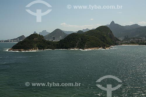  Assunto: Vista aérea dos Morros do Leme e da Babilônia e da Praia Vermelha com Corcovado ao fundo / Local: Urca - Rio de Janeiro (RJ) - Brasil / Data: 09/2011 