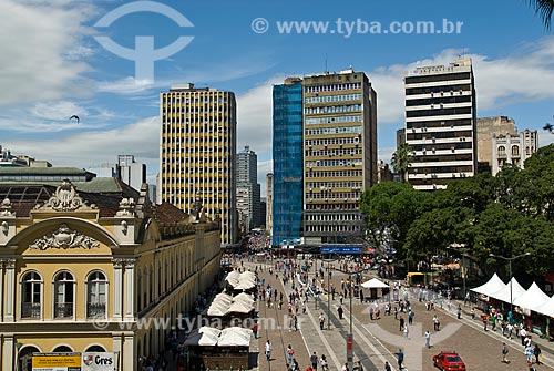  Assunto: Vista do Largo Glênio Peres - No lado esquerdo o Mercado Público Central e à direita Praça XV de Novembro / Local: Porto Alegre - Rio Grande do Sul (RS) - Brasil / Data: 11/2011 