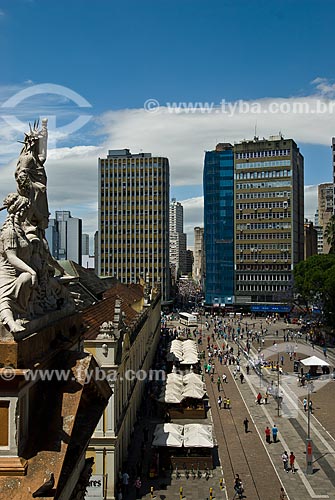  Assunto: Vista do Largo Glênio Peres - No lado esquerdo Estátuas do Frontão da Prefeitura e o Mercado Público Central / Local: Porto Alegre - Rio Grande do Sul (RS) - Brasil / Data: 11/2011 
