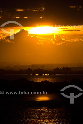  Assunto: Pôr do sol no Lago Guaíba / Local: Porto Alegre - Rio Grande do Sul (RS) - Brasil / Data: 12/2011 