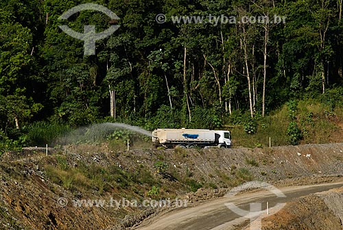  Assunto: Caminhão despejando água em área próxima a Mina de Fosfato no Vale da Ribeira / Local: Cajati - São Paulo (SP) - Brasil / Data: 02/2009 