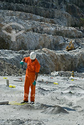  Assunto: Trabalhador colocando explosivo na Mina de Fosfato no Vale da Ribeira / Local: Cajati - São Paulo (SP) - Brasil / Data: 02/2009 