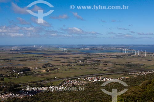  Assunto: Vista aérea da cidade de Osório com o Parque Eólico Ventos do Sul ao fundo / Local: Osório - Rio Grande do Sul (RS) - Brasil / Data: 09/2011 