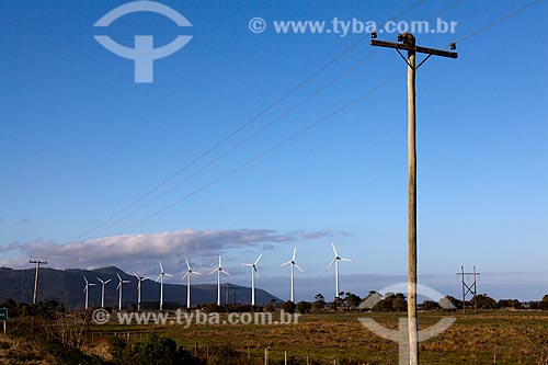  Assunto: Poste com geradores de energia eólica no Parque Eólico de Osório ao fundo / Local: Osório - Rio Grande do Sul (RS) - Brasil / Data: 09/2011 