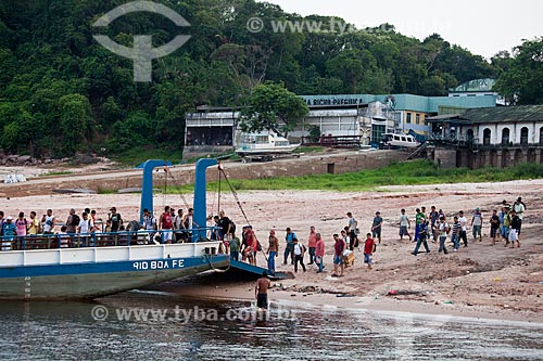  Assunto: Passageiros embarcando em balsa no Rio Negro para travessia entre Manaus e Iranduba  / Local: Manaus - Amazonas (AM) - Brasil / Data: 10/2011 