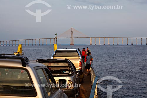  Assunto: Balsa no Rio Negro para travessia entre Manaus e Iranduba com Ponte Rio Negro ao fundo / Local: Manaus - Amazonas (AM) - Brasil / Data: 10/2011 