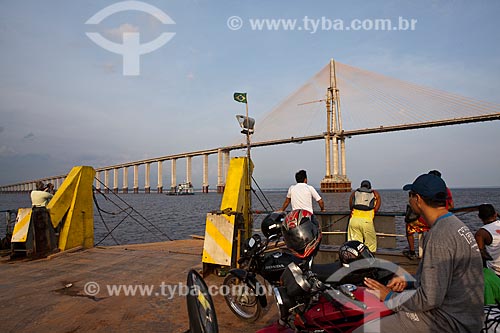  Assunto: Balsa no Rio Negro para travessia entre Manaus e Iranduba com Ponte Rio Negro ao fundo / Local: Manaus - Amazonas (AM) - Brasil / Data: 10/2011 