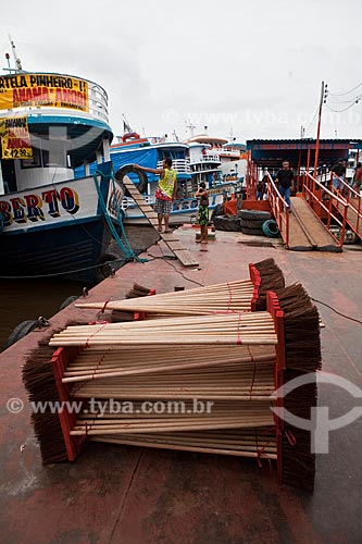  Assunto: Vassouras empilhadas e barcos no Porto de Manaus / Local: Manaus - Amazonas (AM) - Brasil / Data: 10/2011 