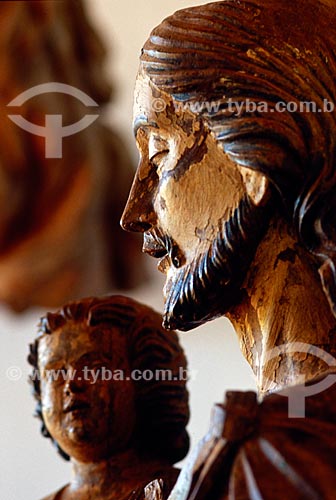  Assunto: Escultura em madeira de figura masculina e criança do Museu das Missões / Local: São Miguel das Missões - Rio Grande do Sul (RS) - Brasil / Data: 01/2006 