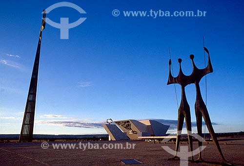  Assunto: Escultura Os Guerreiros (Os Candangos) com Pavilhão Nacional e Panteão da Pátria e da Liberdade Tancredo Neves ao fundo / Local: Brasília - Distrito Federal (DF) - Brasil / Data: 04/2008 