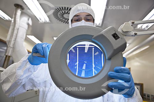  Cientista manipulando lâminas de silício durante processo de metalização das mesmas - Laboratório de Células Solares do Núcleo Tecnológico de Energia Solar da PUC-RS  - Porto Alegre - Rio Grande do Sul - Brasil