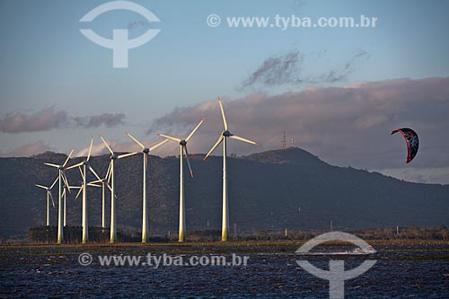  Assunto: Kitesurf na Lagoa dos Barros, em Osório, com geradores de energia eólica do Parque Eólico de Osório ao fundo / Local: Osório - Rio Grande do Sul (RS) - Brasil  / Data: 09/2011 