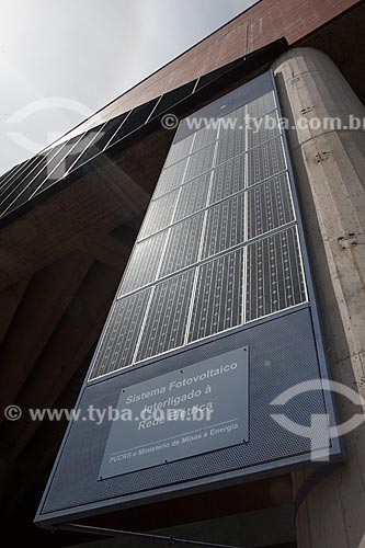  Assunto: Painel para captação de energia solar (sistema fotovoltaico interligado à rede elétrica) na fachada do Museu de Ciência e Tecnologia da PUC-RS  / Local: Porto Alegre - Rio Grande do Sul (RS) - Brasil  / Data: 26/09/11 