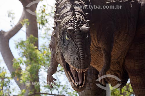  Assunto: Réplica do Carnotauro (Carnotaurus sastrei) na fachada do Museu de Ciência e Tecnologia da PUC - RS / Local: Porto Alegre - Rio Grande do Sul (RS) - Brasil  / Data: 09/2011 