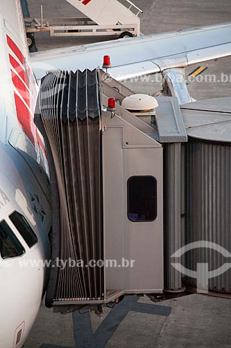  Assunto: Passarela de acesso a aeronaves do Aeroporto Internacional Salgado Filho / Local: Porto Alegre - Rio Grande do Sul (RS) - Brasil  / Data: 09/2011 