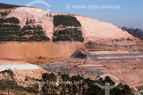  Assunto: Lixão do Sítio Floresta em processo de aterramento - Biogás  / Local: São Paulo - SP - Brasil  / Data: 09/2011 