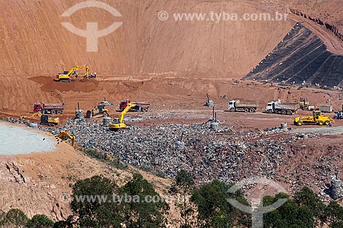  Assunto: Lixão do Sítio Floresta em processo de aterramento - Biogás  / Local: São Paulo - SP - Brasil  / Data: 09/2011 
