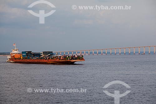  Assunto: Balsa para travessia do Rio Negro entre Manaus e Iranduba com a Ponte Rio Negro ao fundo  / Local: Manaus - Amazonas (AM) - Brasil / Data: 10/2011 