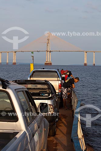  Assunto: Balsa para travessia do Rio Negro entre Manaus e Iranduba com a Ponte Rio Negro ao fundo  / Local: Manaus - Amazonas (AM) - Brasil / Data: 10/2011 