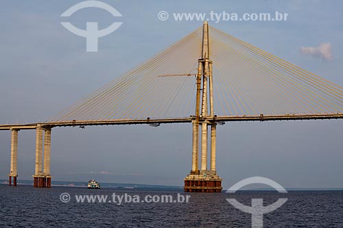  Assunto: Ponte Rio Negro com balsa para travessia entre Manaus e Iranduba ao fundo / Local: Manaus - Amazonas (AM) - Brasil / Data: 10/2011 