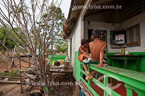  Assunto: Moradores da comunidade ribeirinha de Sobrado assistindo TV / Local: Novo Airão - Amazonas (AM) - Brasil  / Data: 10/2011 