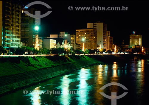  Assunto: Vista noturna margem do Rio Itajaí-Açú no centro de Blumenau / Local: Blumenau - Santa Catarina (SC) - Brasil / Data: 12/1989 