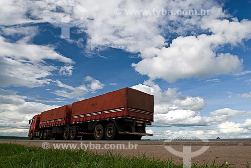  Assunto: Caminhão graneleiro transportando soja - Trecho da Rodovia BR-163 / Local: Rondonópolis - Mato Grosso (MT) - Brasil / Data: 2010 