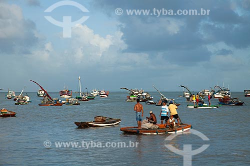  Assunto: Grupo de pescadores chegando à praia do Mucuripe / Local: Fortaleza - Ceará (CE) - Brasil / Data: 11/2011 