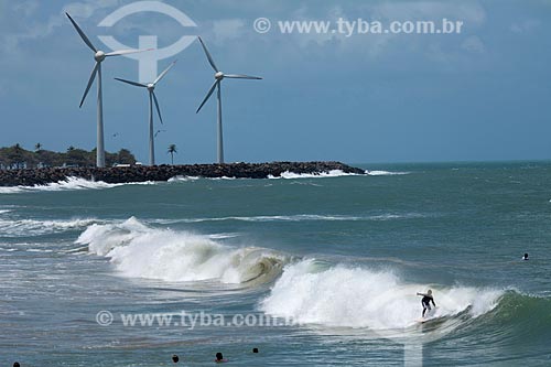  Assunto: Grupo de surfistas na praia do Titãzinho com geradores de energia eólica ao fundo / Local: Fortaleza - Ceará (CE) - Brasil / Data: 11/2011 