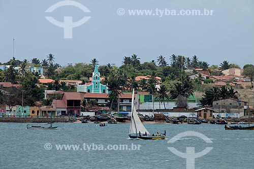  Assunto: Jangada navegando no estuário do Rio Coreaú com cidade de Camocim ao fundo / Local: Camocim - Ceará (CE) - Brasil / Data: 11/2011 