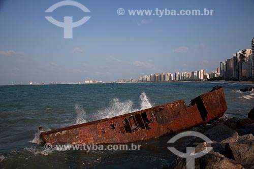  Assunto: Parte de navio encalhado na orla de Fortaleza / Local: Fortaleza - Ceará (CE) - Brasil / Data: 11/2011 