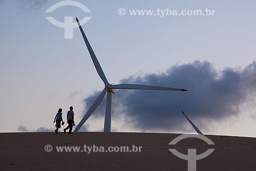  Assunto: Casal caminhando nas dunas - Turbinas eólicas do Parque Eólico Aracati - Empresa Bons Ventos Geradora de Energia / Local: Aracati - Ceará (CE) - Brasil  / Data: 10/2011 