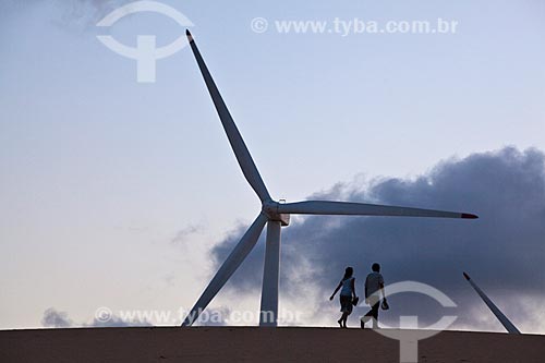  Assunto: Casal caminhando nas dunas - Turbinas eólicas do Parque Eólico Aracati - Empresa Bons Ventos Geradora de Energia / Local: Aracati - Ceará (CE) - Brasil  / Data: 10/2011 