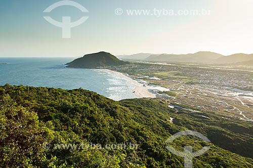  Assunto: Praia do Santinho vista da trilha que leva ao cume do Morro dos Ingleses / Local: Florianópolis - Santa Catarina (SC) - Brasil / Data: 01/2012 