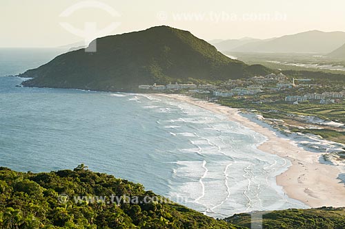  Assunto: Praia do Santinho vista da trilha que leva ao cume do Morro dos Ingleses / Local: Florianópolis - Santa Catarina (SC) - Brasil / Data: 01/2012 