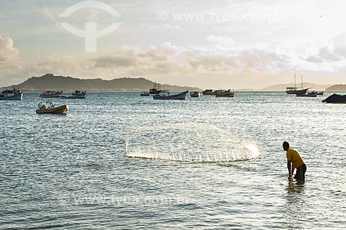  Assunto: Homem jogando tarrafa na Praia de Ponta das Canas / Local: Florianópolis - Santa Catarina (SC) - Brasil / Data: 02/2012 
